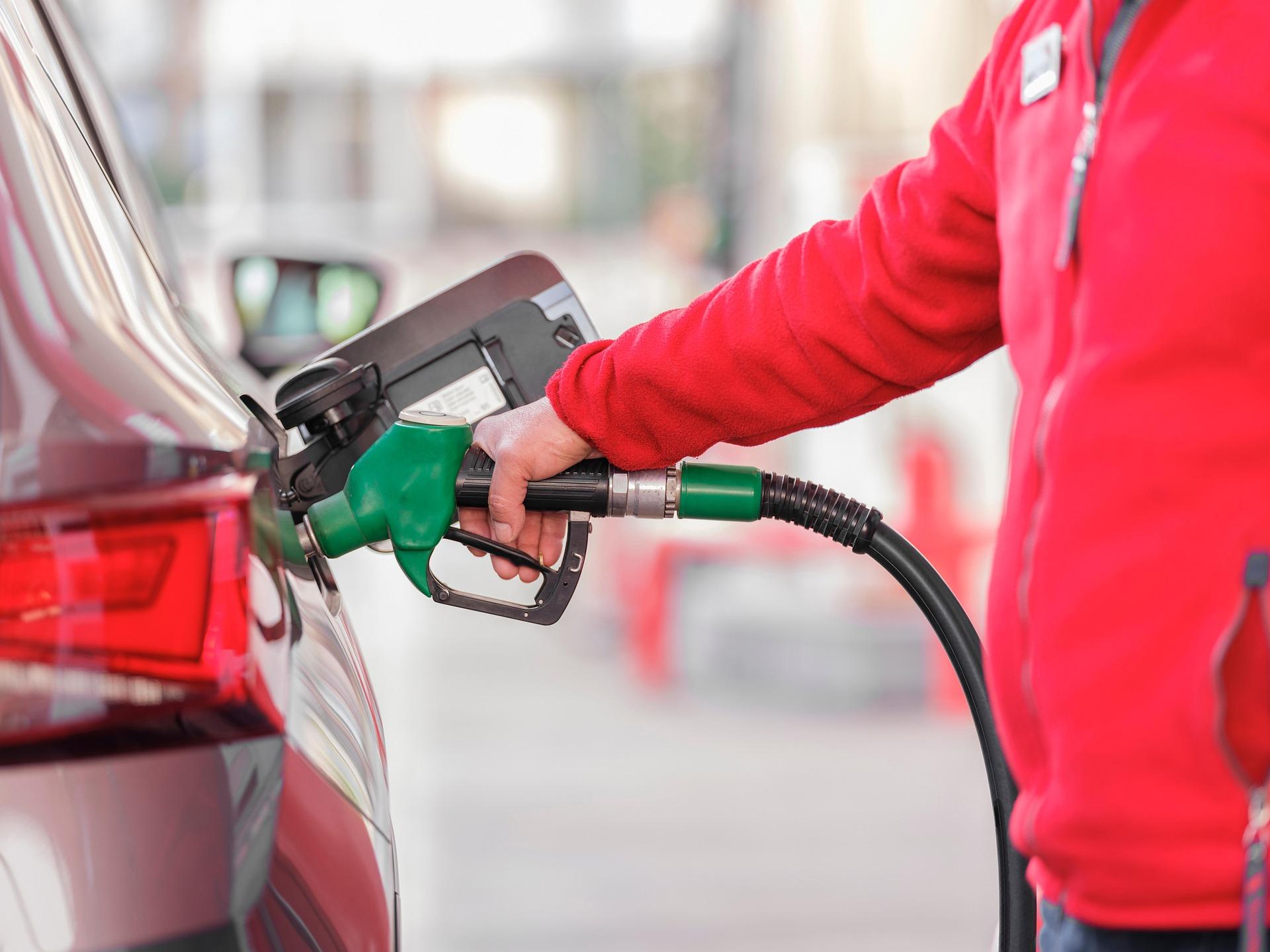 Petrol and Diesel Prices May Drop in Next Quarter: Minister Hardeep Singh Puri’s Statement Explained