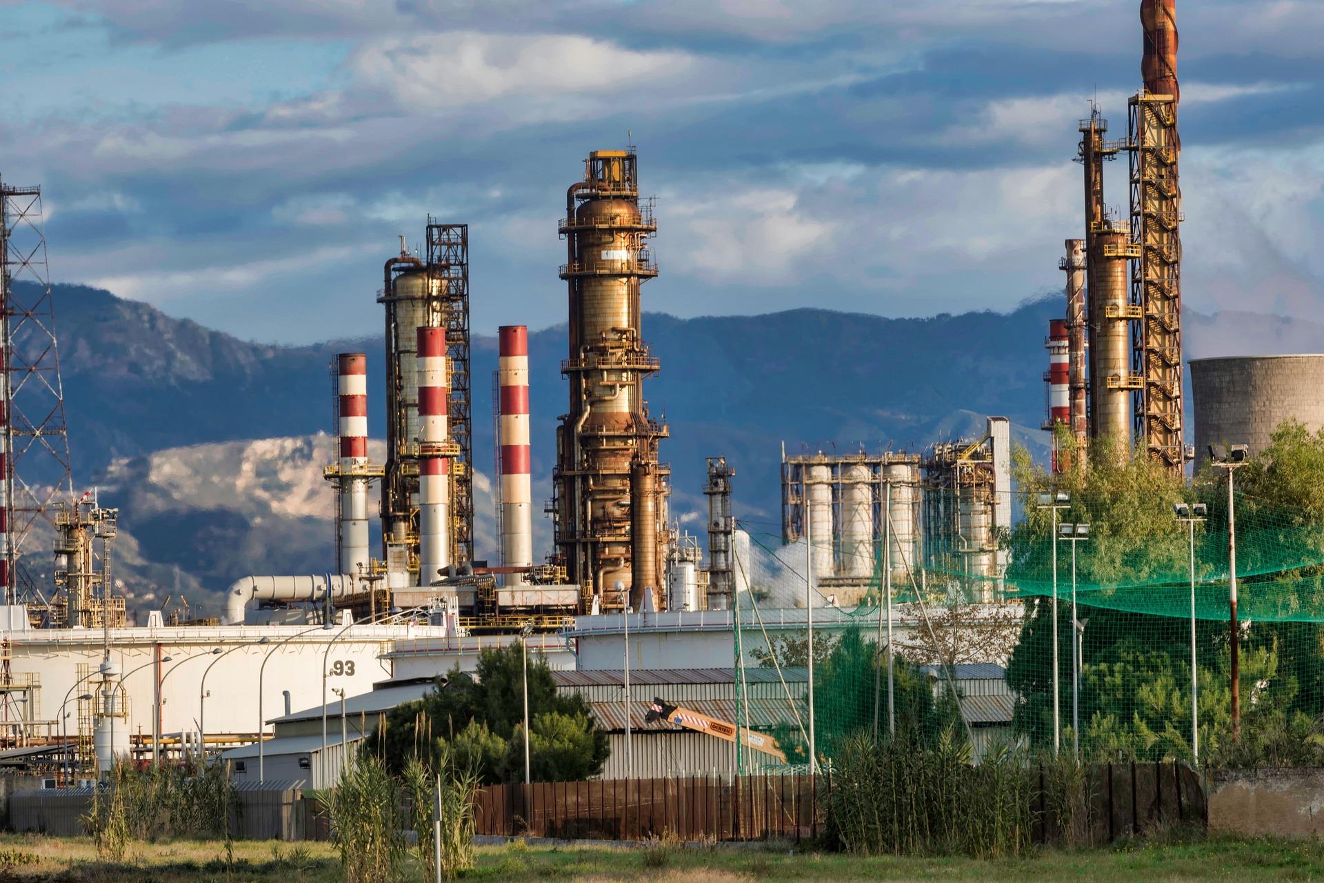 India’s Crude Oil Imports Drop 4.3% in July 2025: What’s Behind the Decline?